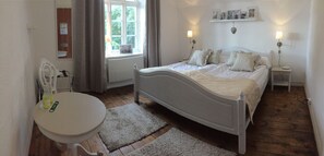 Economy Double Room with shared batheroom in the hallway | Individuelt design, mørklægningsgardiner, gratis Wi-Fi, sengetøj