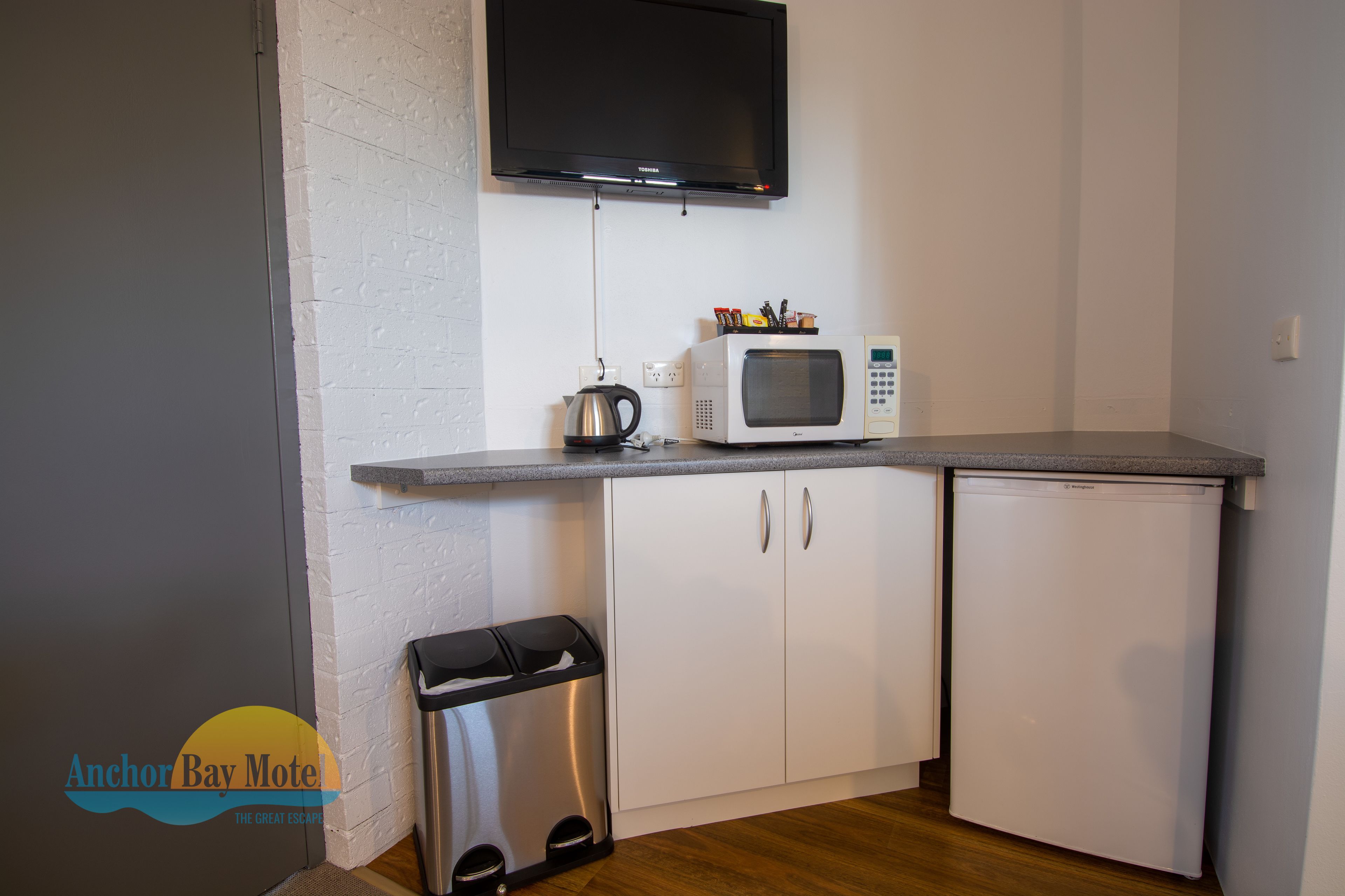 Deluxe Twin Room | Private kitchenette | Fridge, microwave, coffee/tea maker, electric kettle