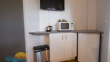 Deluxe Twin Room | Private kitchenette | Fridge, microwave, coffee/tea maker, electric kettle