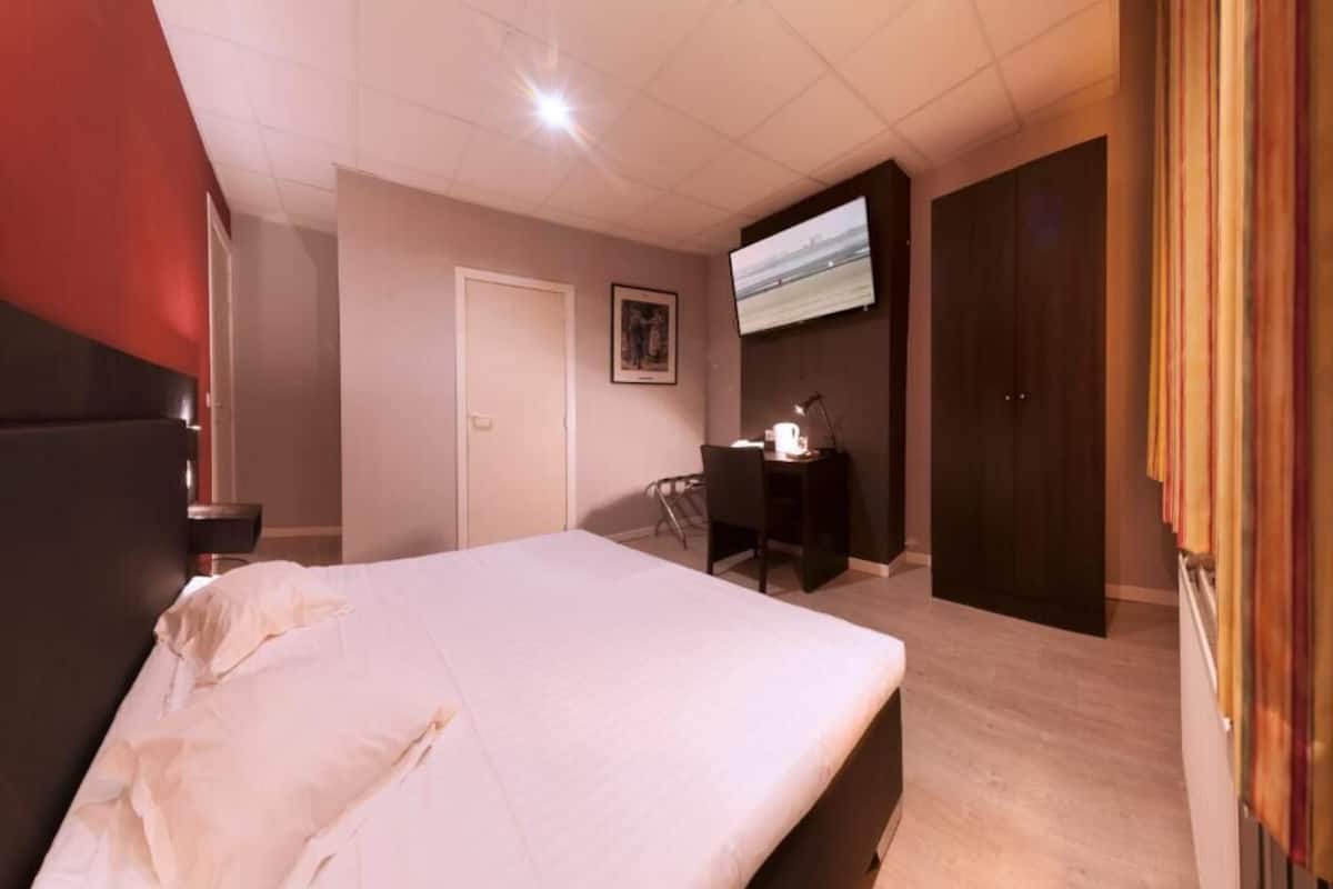 Chambre Double Confort | Coffres-forts dans les chambres, bureau, Wi-Fi gratuit, draps fournis