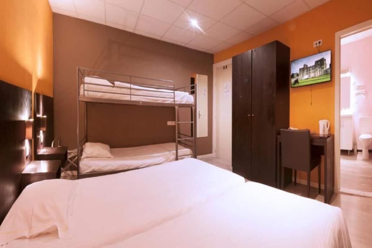 Chambre Triple Standard | Coffres-forts dans les chambres, bureau, Wi-Fi gratuit, draps fournis