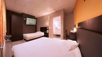 Comfort Triple Room | Peti besi dalam bilik, meja, Wi-fi percuma, cadar katil 