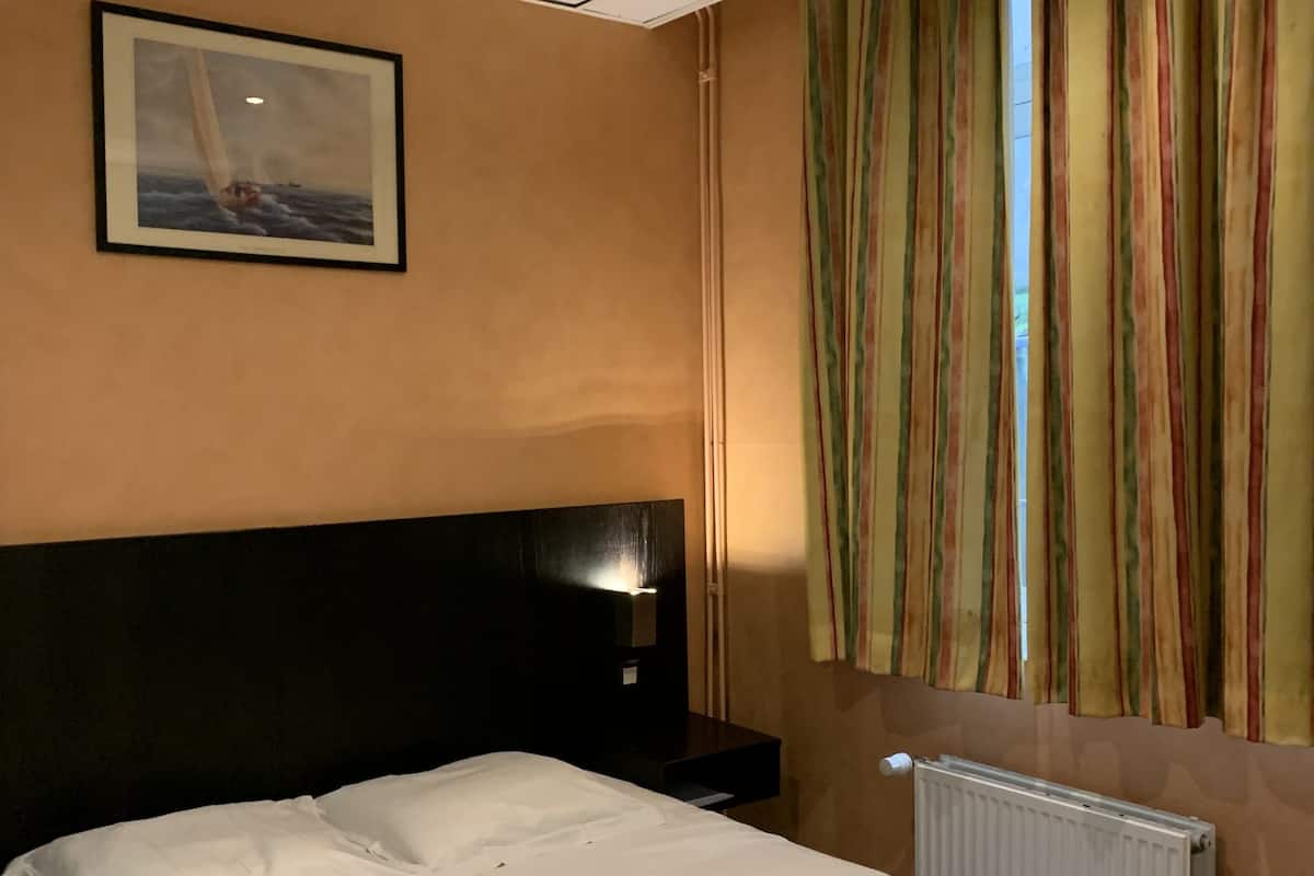 Chambre Simple | Coffres-forts dans les chambres, bureau, Wi-Fi gratuit, draps fournis