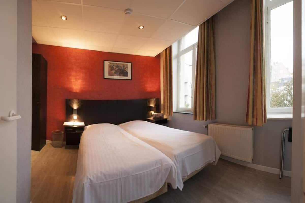 Chambre Double | Coffres-forts dans les chambres, bureau, Wi-Fi gratuit, draps fournis