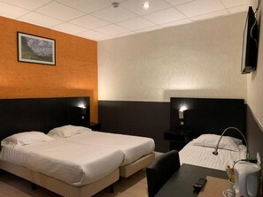 Habitació triple | Caixa forta a l'habitació, escriptori, wifi gratuïta i roba de llit 