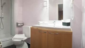 Gratis toiletartikelen, een haardroger, handdoeken