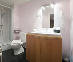 Produtos de toalete grátis, secador de cabelo, toalhas de banho 