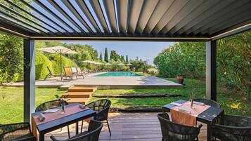 Poolside bar
