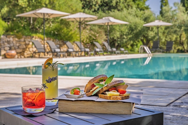 Bar accanto alla piscina