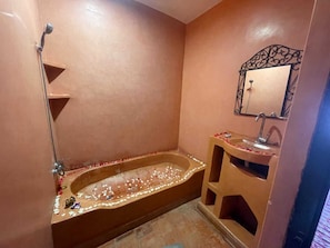 Habitació doble o amb dos llits individuals superior, vistes al jardí | Bany | Dutxa, articles de tocador gratuïts, bidet i tovalloles