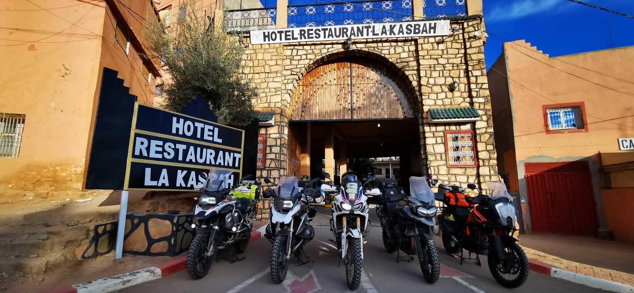 Un hotel y restaurante llamado "Hotel Restaurant La Kasbah" con fachada de piedra y entrada arqueada.