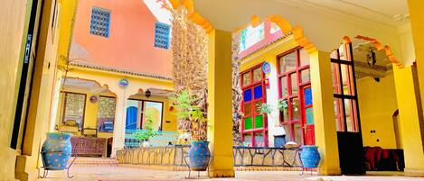 Frokost, lunsj og middag serveres, utsikt mot hagen