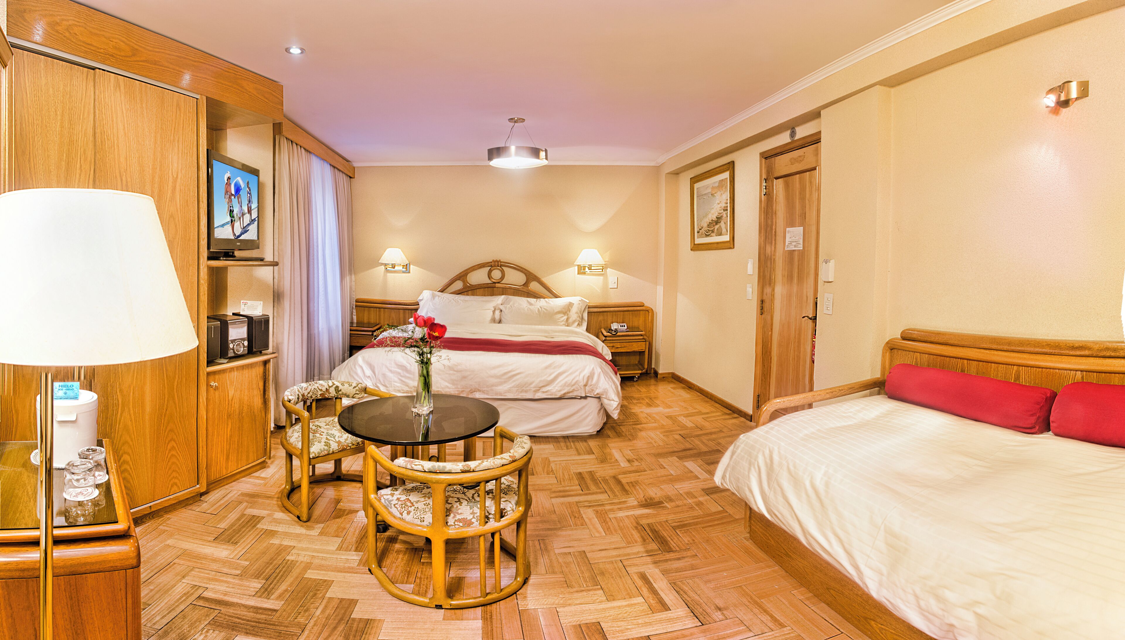 高档床上用品、羽绒被、迷你吧、客房内保险箱