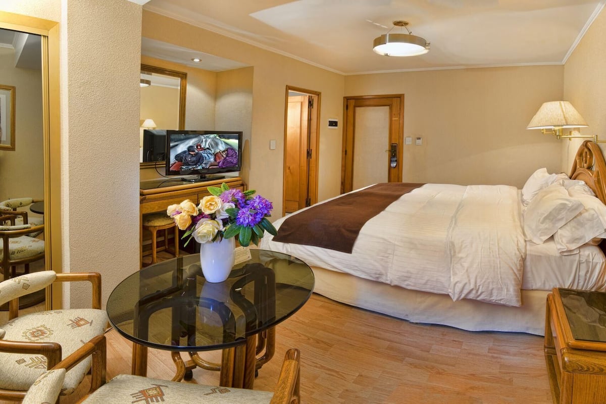 Premium bedding, down duvets, minibar, in-room safe