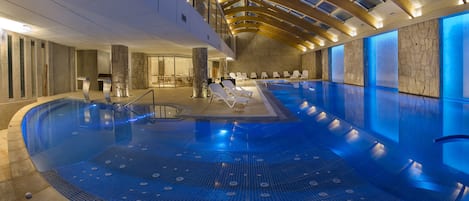 Inomhuspool, utomhuspool och solstolar