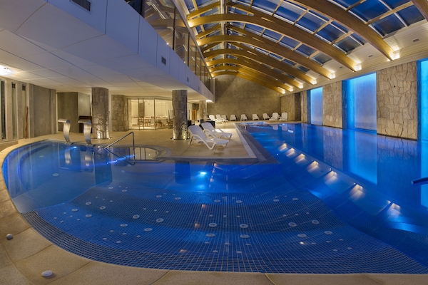 Una piscina techada, una piscina al aire libre