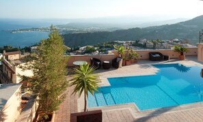 Außenpool, Liegestühle