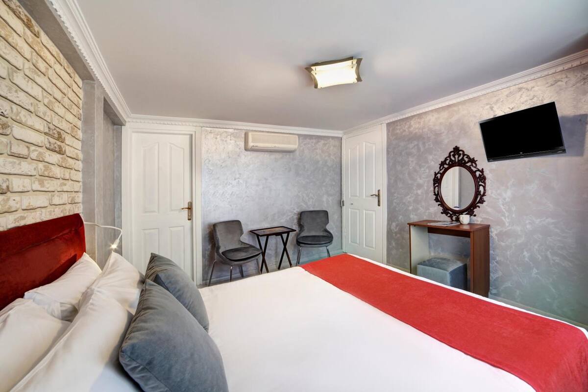 Economy Double Room | Minibar, in-room safe, desk, laptop workspace