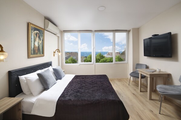 Minibar, in-room safe, desk, laptop workspace - Serenity Hotel (Istanbul)