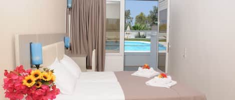 Estudio superior (Side Pool View) | Caja de seguridad en la habitación y escritorio