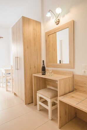 Estudio superior (Side Pool View) | Área de sala de estar