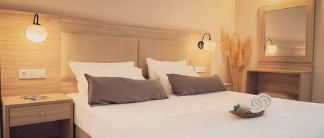 Superior Triple Studio | In-room safe, desk, iron/ironing board, free cribs/infant beds