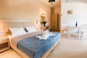 Estudio superior (Side Pool View) | Caja de seguridad en la habitación y escritorio