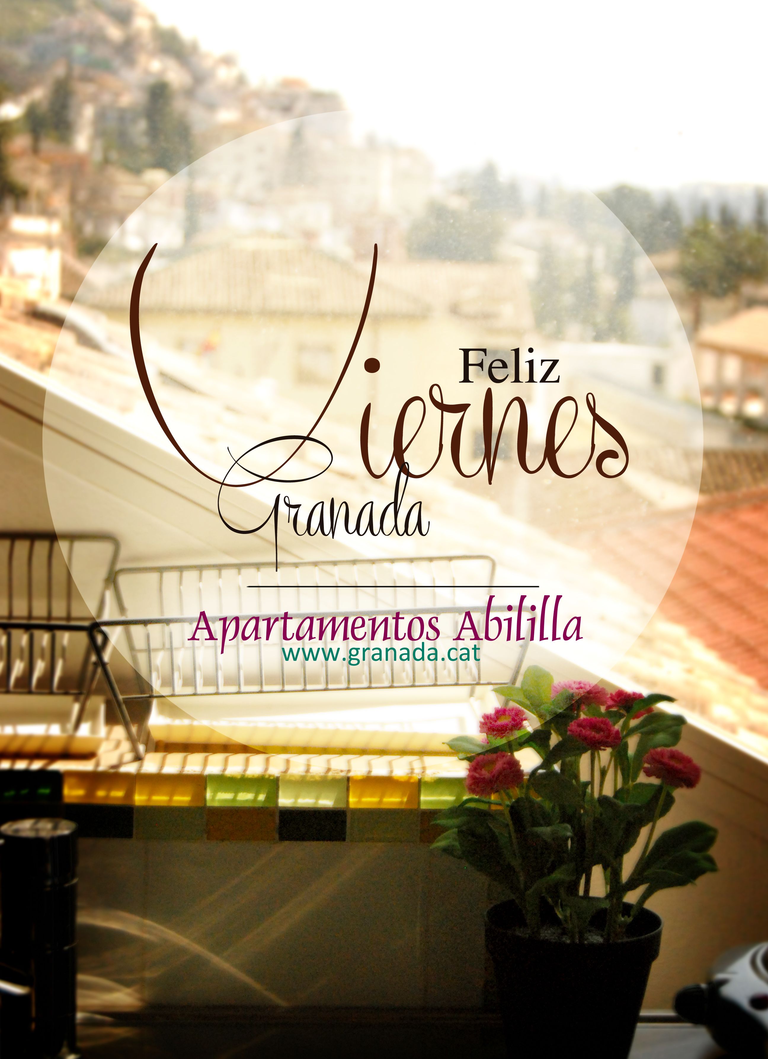 Vue depuis une fenêtre donnant sur un balcon, avec une plante et une rambarde. Un texte superposé indique « Feliz Granada » et « Apartamentos Abilla », suivi de l’adresse d’un site web.