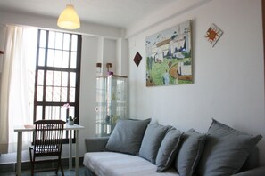 Apartamento, 1 quarto | Área de estar | TV, DVD player