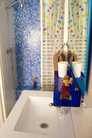 Apartment, 1 Bedroom | Bathroom | Free toiletries, hair dryer, towels, soap - Golondrinas de la Alhambra (Granada)