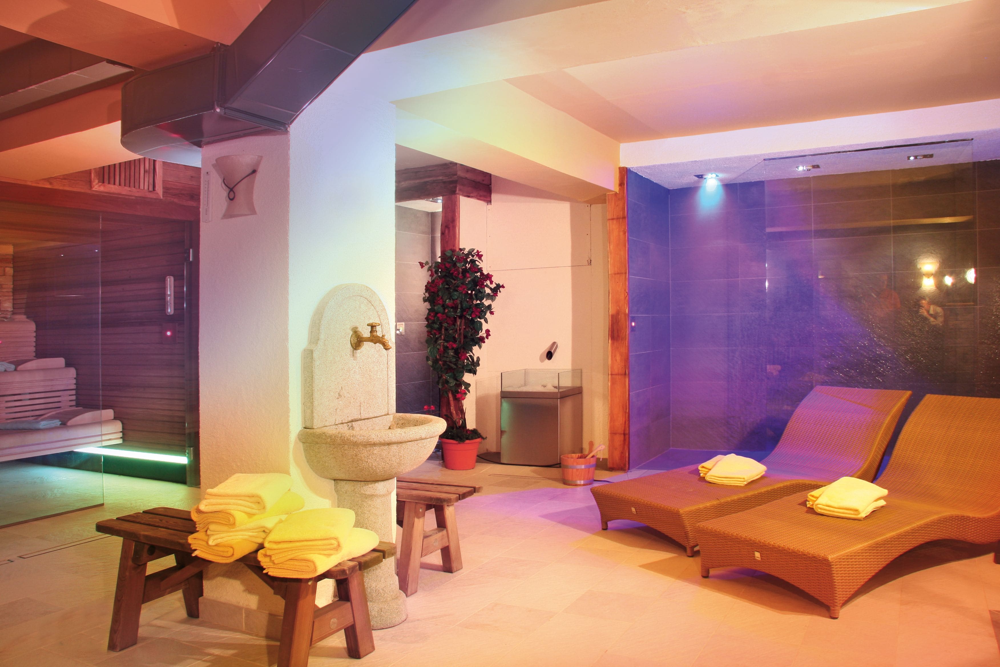 Un sauna, una bañera de hidromasaje, baño turco