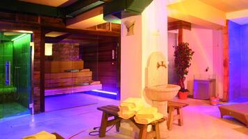 Sauna, poreallas, höyrysauna, hieronta- ja hoitohuoneita