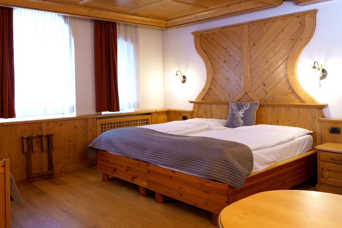 Classic Double Room | Minibar, in-room safe, desk, cribs/infant beds