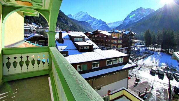 Une ville de montagne avec des bâtiments et une rue enneigée.