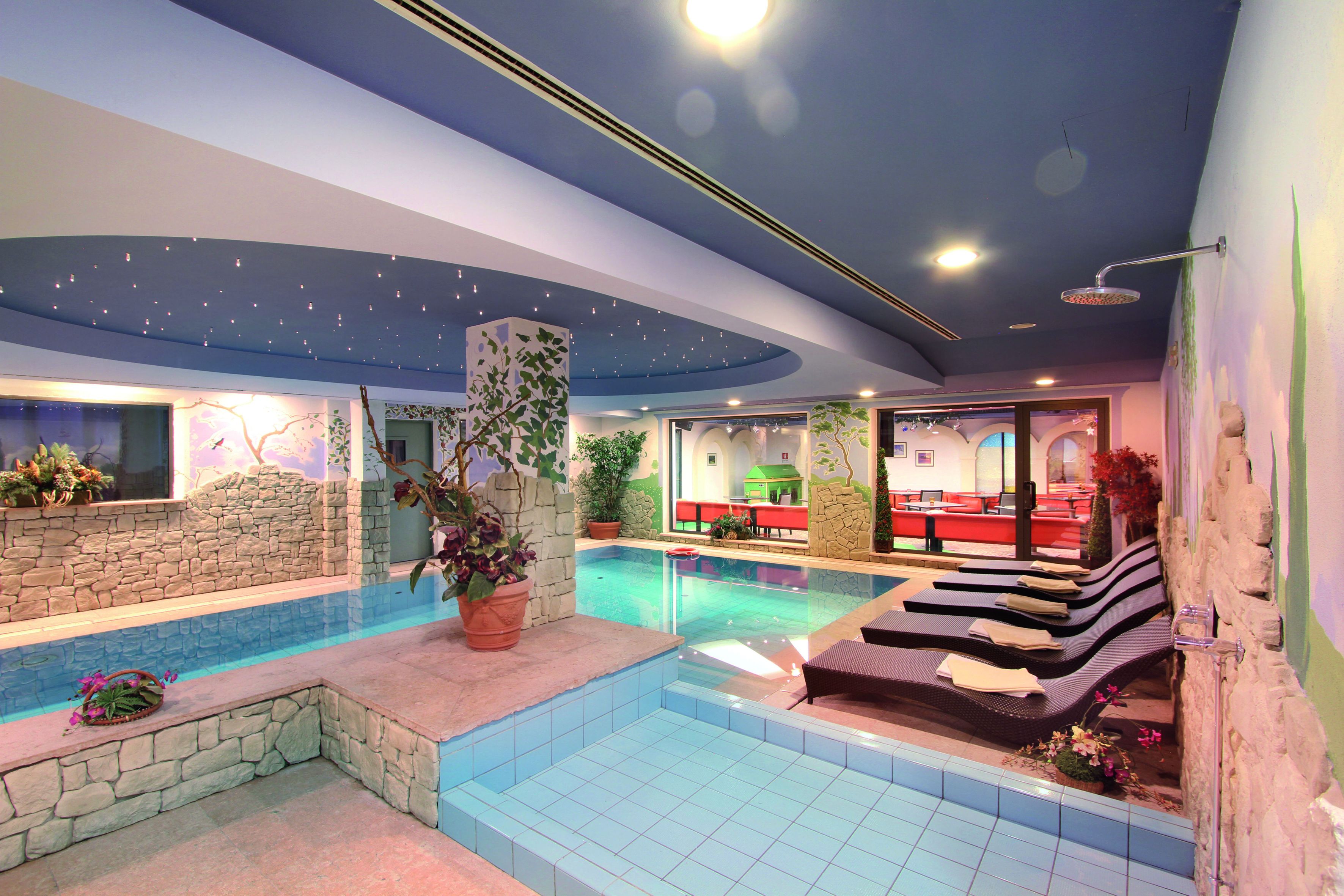 2 piscines couvertes, piscine extérieure