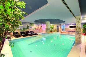 2 sisäuima-allasta, ulkouima-allas