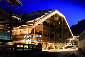 Fassade der Unterkunft – Abend/Nacht