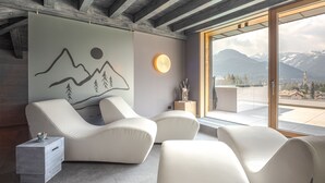 Un salon moderne avec vue sur les montagnes, un plafond en bois et un design minimaliste.