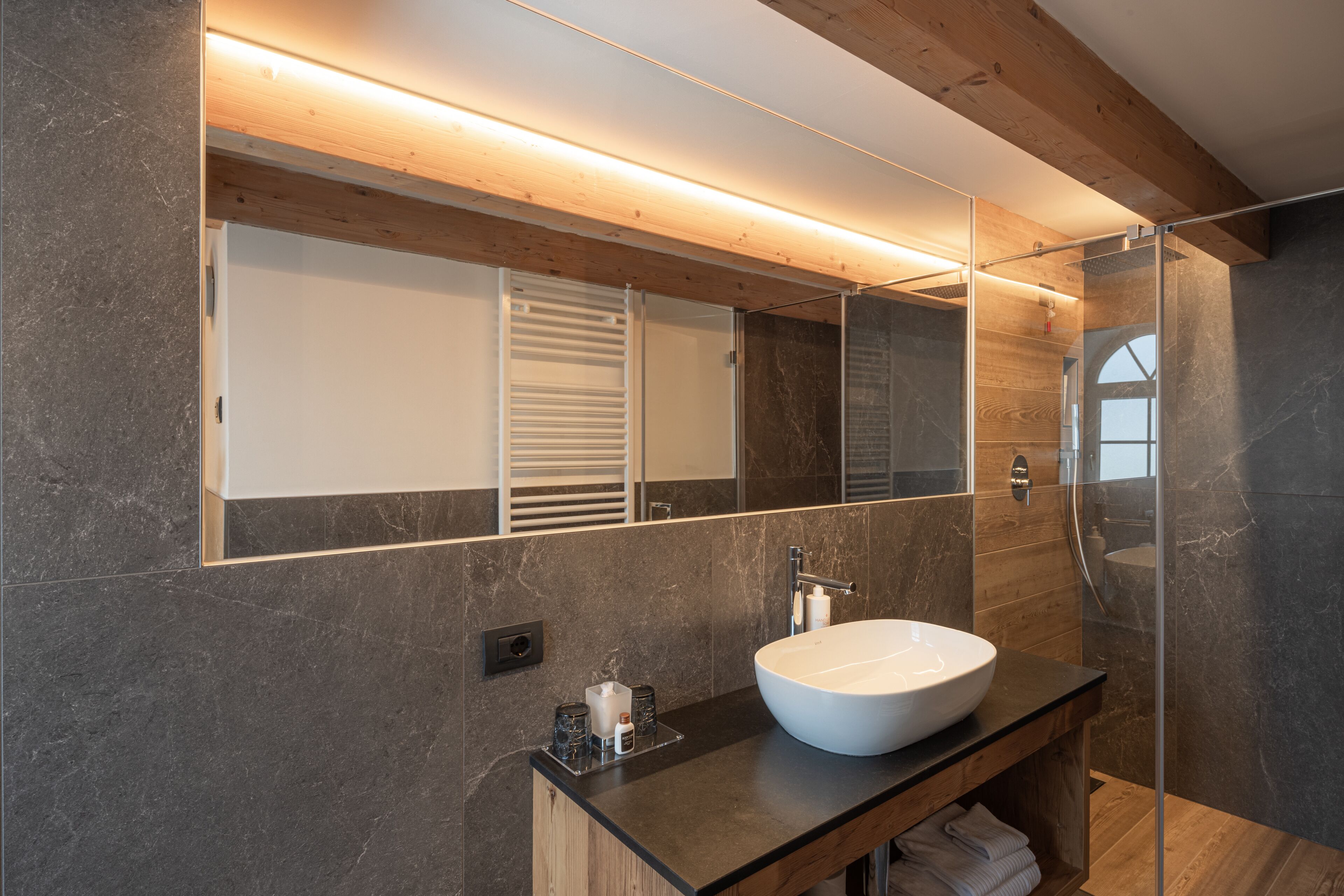 junior suite panorama | bathroom | shower, hair dryer, bathrobes, slippers