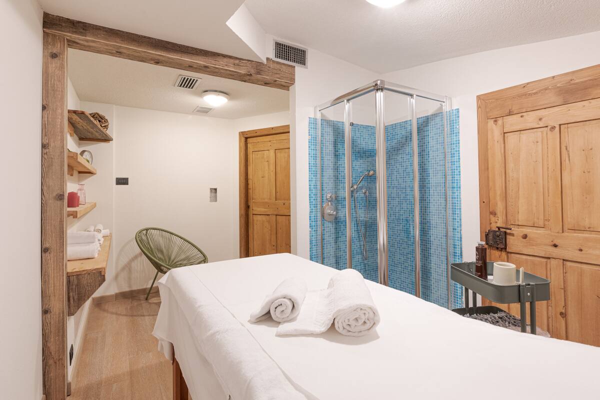 sauna, hot tub, turkish bath/hammam, thai massages, sports massages