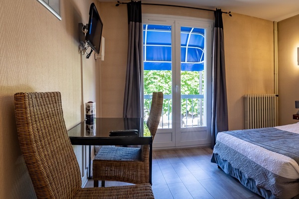 Chambre standard côté rue. | Select Comfort beds, individually decorated, individually furnished