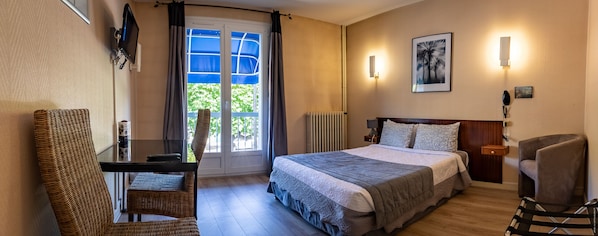 Chambre standard côté rue.