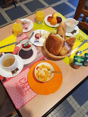 Petit déjeuner (9 EUR par personne)