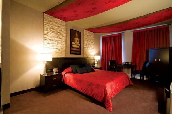 Suite, 1 King Bed | Escritorio, tabla de planchar con plancha, camas extra y wifi gratis 