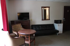 Habitación estándar, 1 cama Queen size y sofá cama | Escritorio, tabla de planchar con plancha, camas extra y wifi gratis 