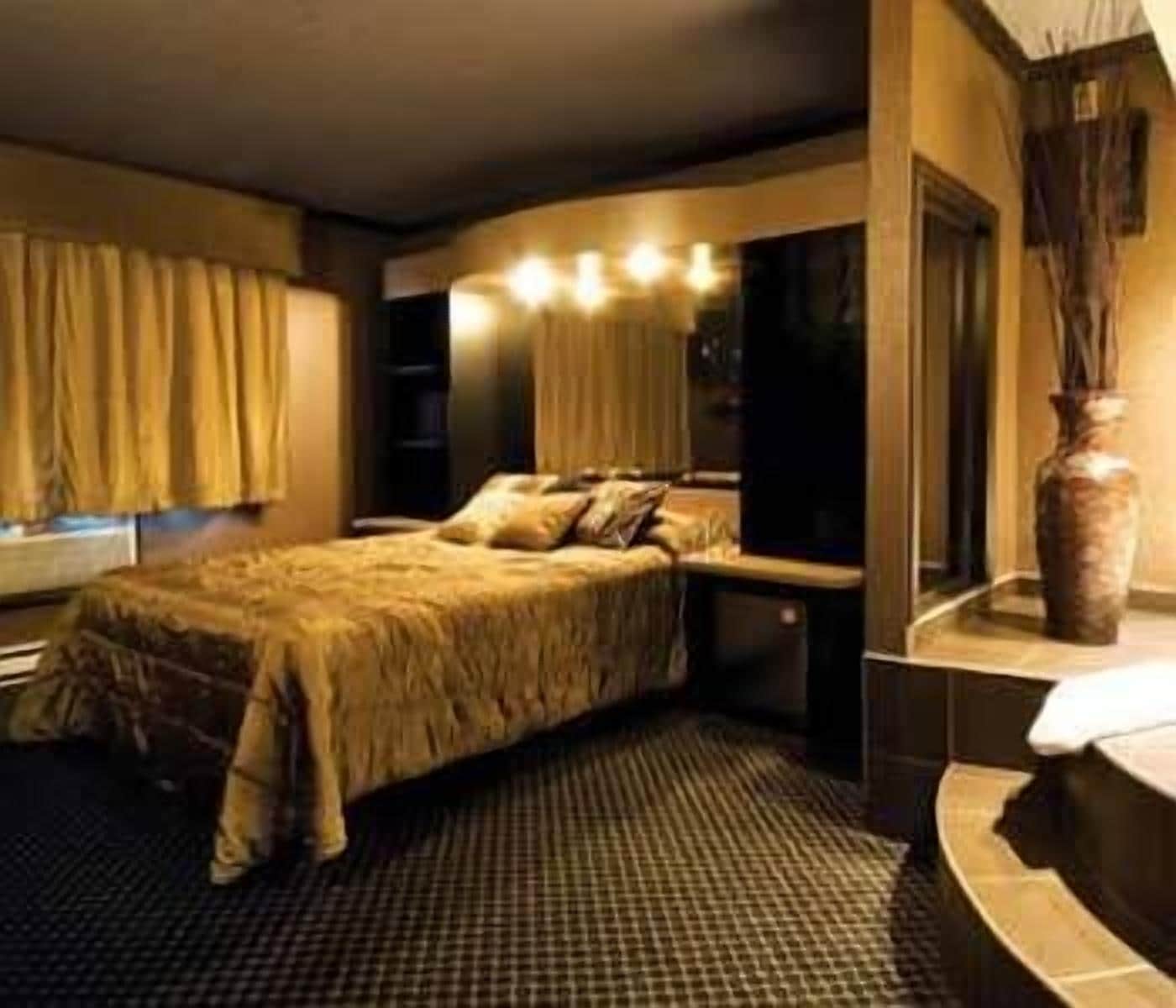 Suite, 1 King Bed | Meja, seterika/papan seterika, katil lipat simpan/tambahan 