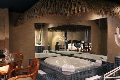 Suite, 1 King Bed | Bañera profunda. Motel Capri & Suites