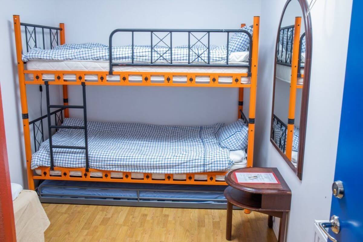 ファミリー ルーム 共用バスルーム (No windows)