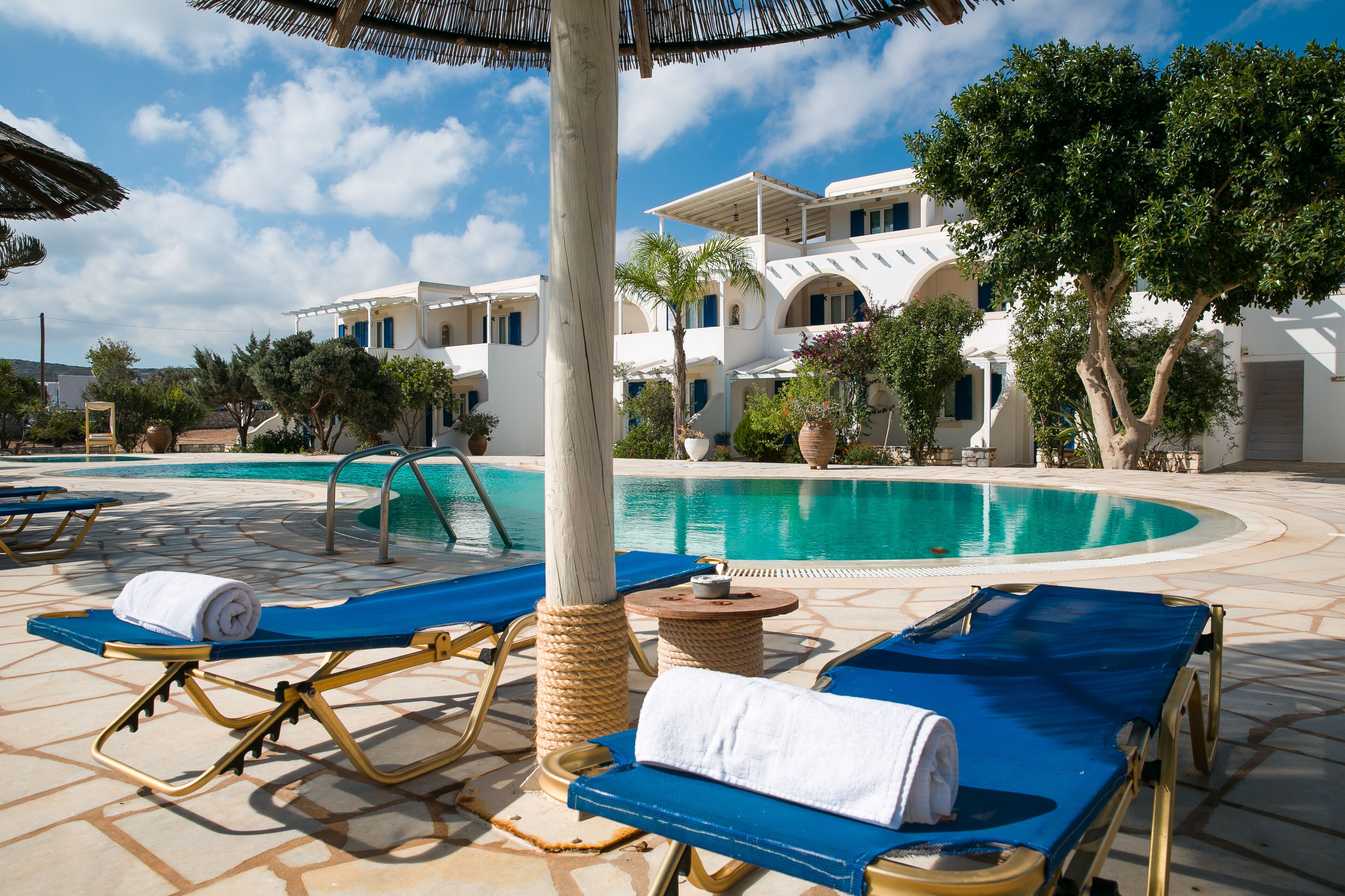 Kauden mukainen ulkouima-allas, aurinkovarjoja, aurinkotuoleja