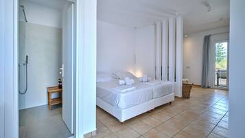 Ein modernes Schlafzimmer mit einem großen Bett, einem Nachttisch aus Holz und einer Dusche.